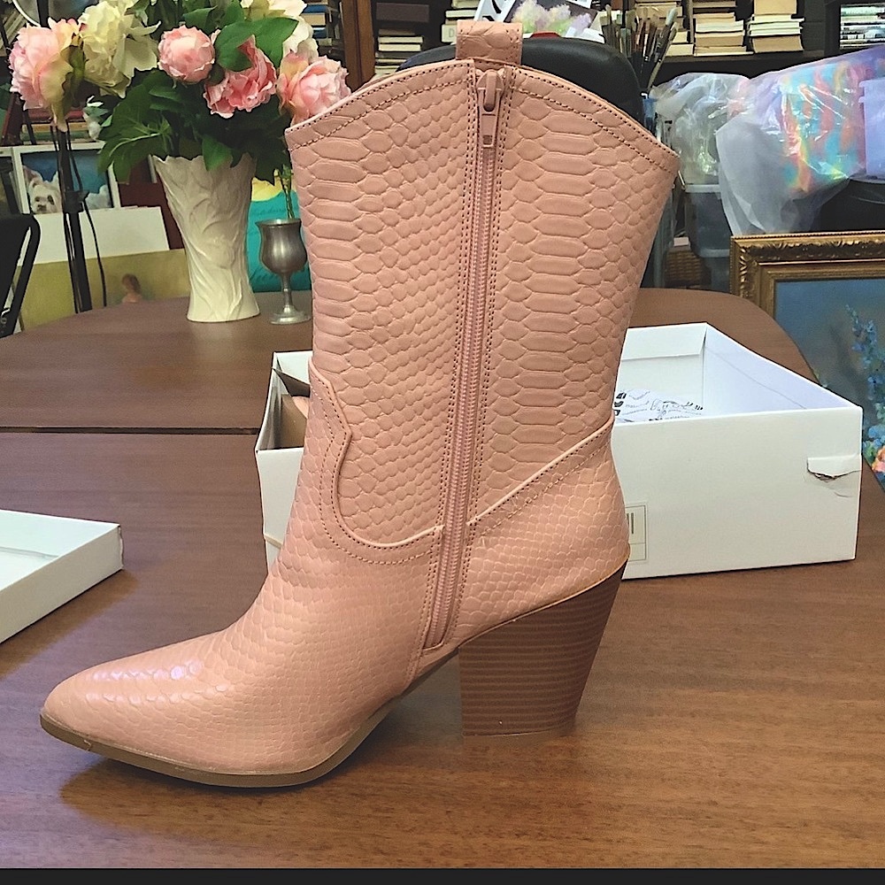 Candy Ring The Bells Pink Cowboy Boots -brand new - size 8.5 US
